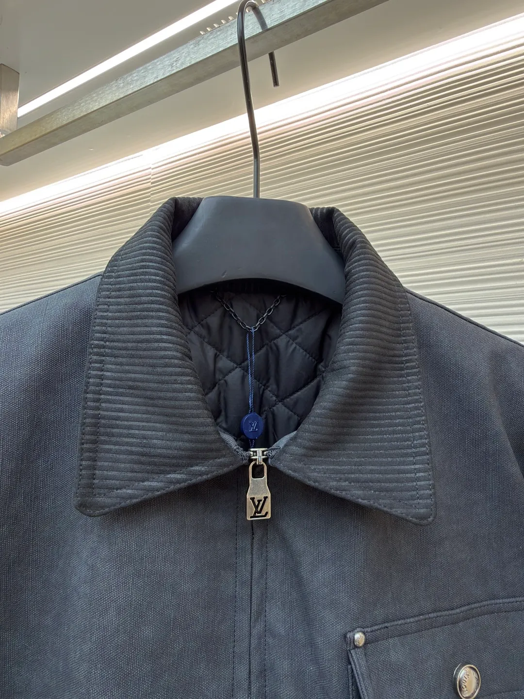 LOUIS VUITTON Nigo co-branded distressed tire cowhide rhombus quilted jacket ●Original version: purchased and developed by 38578 ●Item number: 1682253-B75 ●Fabric: cotton fabric ●Technology: distressed production ●Color: black ●Version: fitted version ●Weight: about 880 grams ●Size: 46-48-50-52 ●Description: Made of ZP custom dyed fabric The threads are dyed in the same cylinder with zero color difference. A full set of accessories are customized to differentiate from the market currency. Welcome to compare. The overall wiring is straight and delicate, the fabric is comfortable and soft, and the color is consistent without color difference. It can be matched with the same style to create a fashionable look and control various occasions. Customized accessories, complete with three standards, same style for men and women!